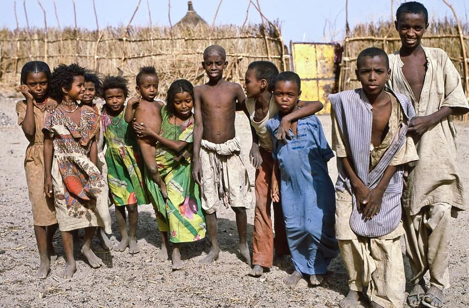 بـ"فن العرائس".. أطفال السودان يتحدون كوابيس الحرب اطفال سودانيين 1984