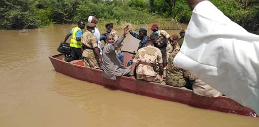 البرهان داخل مركب وناشطون يرددون: أقول يا إنتي يا أغرق! برهااان