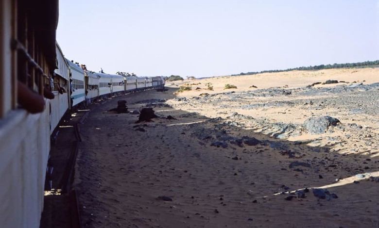 شاهد.. سائق قطار مصري ينقذ مئات الركاب في اللحظات الأخيرة من كارثة محققة بسبب توك توك قطار سوداني 1984