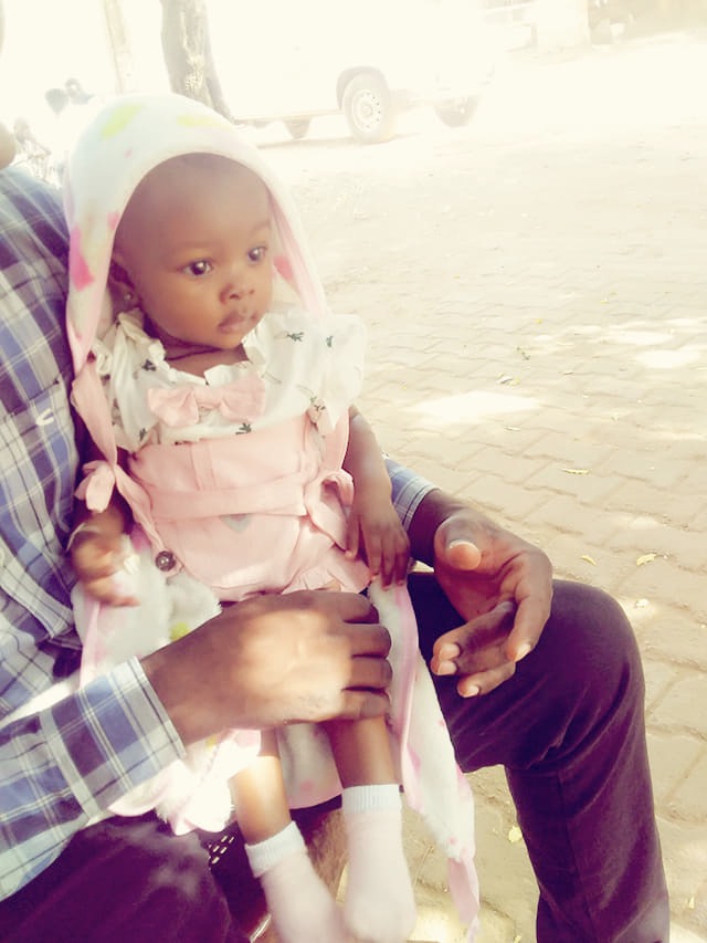 عملية الطفلة “روان”.. حكاية (قلب) على وَشَك التوقُّف بسبب رسوم!! الطفلة روان