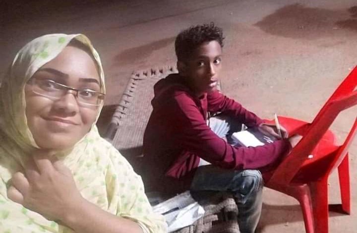 بعد دراسته تحت إنارة الشوارع وأمام الدكاكين ترافقه والدته هذا التلميذ أحرز نتيجة أذهلت التوقعات FB IMG 1601151353930