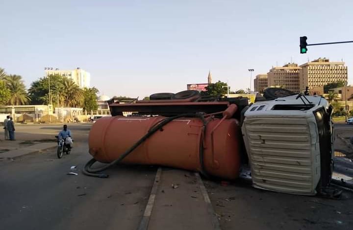 الخرطوم.. تانكر يتمدّد أمام جسر المك نمر 0 0