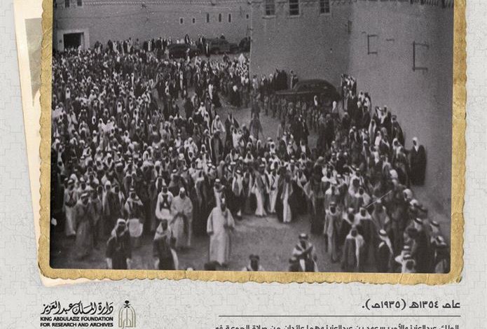 شاهد صورة نادرة للملك سعود و الملك عبدالعزيز عائدين من صلاة الجمعة