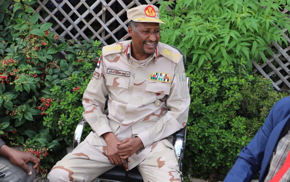 صورة لقائد ثاني المليشيا عبد الرحيم حمدان، تظهر نقصاناً كبيراً في وزنه، عقب خروجه من أحد المستشفيات في كينيا، بعد رحلة علاج طويلة إثر إصابته في معارك منطقة الزرق عبدالرحيم دقلو قائد الدعم السريع