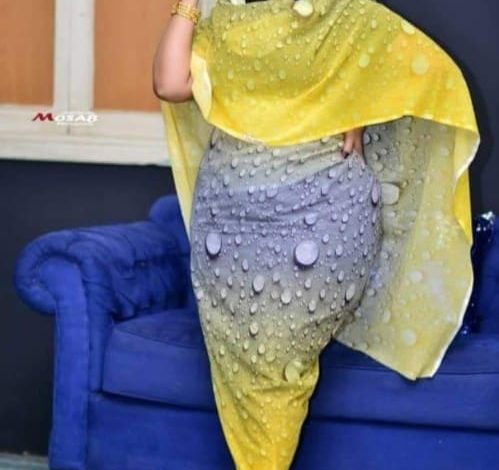 شاهد بالصور.. طرح ثوب نسائي باهظ الثمن في الأسواق السودانية يحمل اسم (دموع ترباس) وزوجات رجال الأعمال يتهافتن على شرائه دموع ترباس2 1