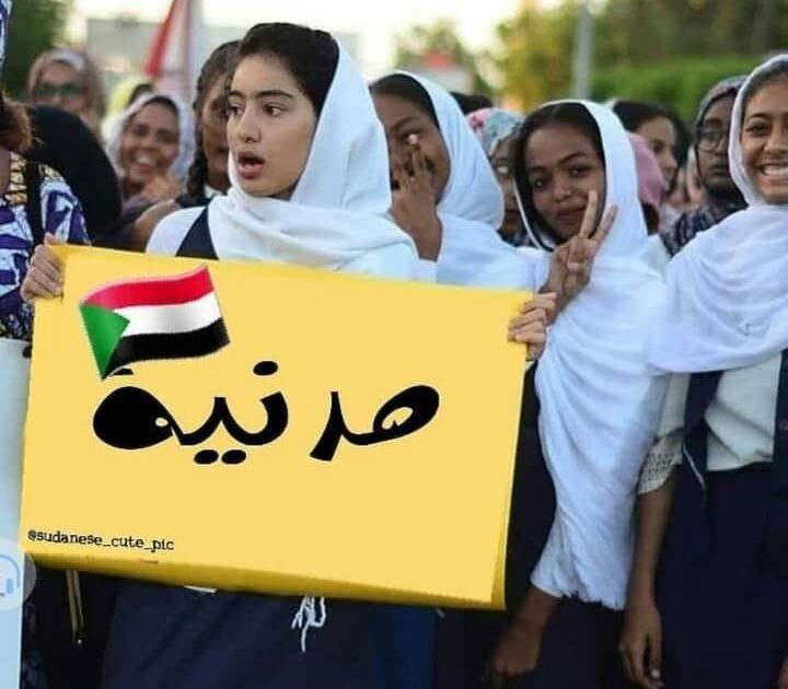 شاهد بالصورة.. طالبات حسناوات يرفعن شعار (المدنية) خلال مظاهرة بالخرطوم يشعلن السوشيال ميديا ونشطاء (أنيقات لكن ما عارفات المطرة صابة وين) طالبات يرفعن لافتات