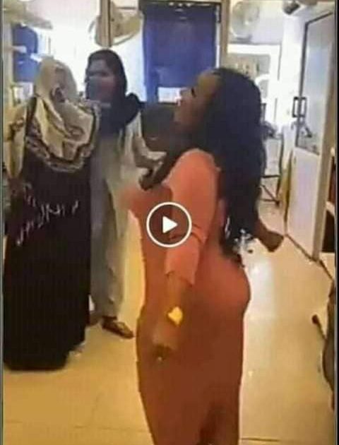 شاهد: بالثوب السوداني.. حسناء عربية فائقة الجمال تقدم فاصل من الرقص المثير على طريقة "الكرنك" ومتابعين: (دي هدى عربي فرع موريتانيا ولا المغرب؟) هدى عربي