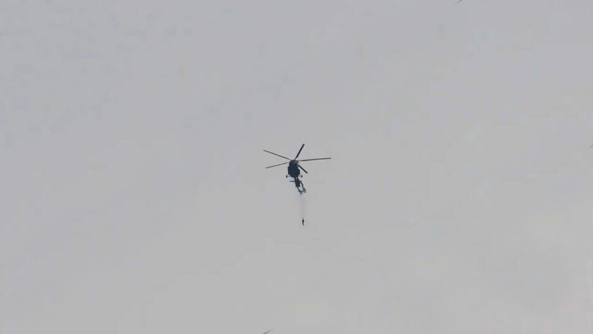 فيديو.. قفز بمظلته ليهبط إلى الأرض لكنه علق بذيل الطائرة! مظلة