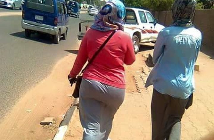 انتشار ظاهرة جلد الفتيات السودانيات بالسياط في الشارع العام بسبب الملابس الخادشة للحياء وحالة من الهلع تسيطر عليهن DPqrLrkXkAA0Ve1