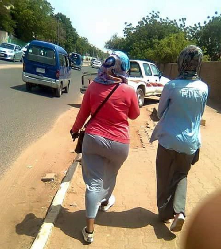 انتشار ظاهرة جلد الفتيات السودانيات بالسياط في الشارع العام بسبب الملابس الخادشة للحياء وحالة من الهلع تسيطر عليهن DPqrLrkXkAA0Ve1