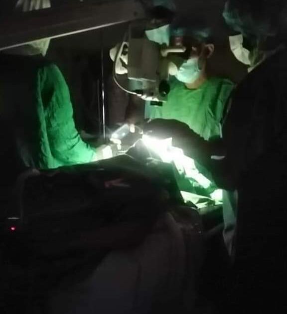 ذعر بالمستشفيات السودانية.. انقطاع الكهرباء يتسبب بوفاة 8 مرضى طبيب - ظلام - عملية من غير كهرباء