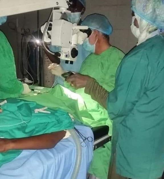 بالصور.. طاقم طبي يقوم بإجراء عملية جراحية حرجة تحت ضوء فلاشات الهواتف FB IMG 1616086170843