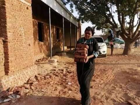 زوجة مسؤول سوداني تشعل مواقع التواصل بعملها متطوعة " طُلبة " received 527650848212604