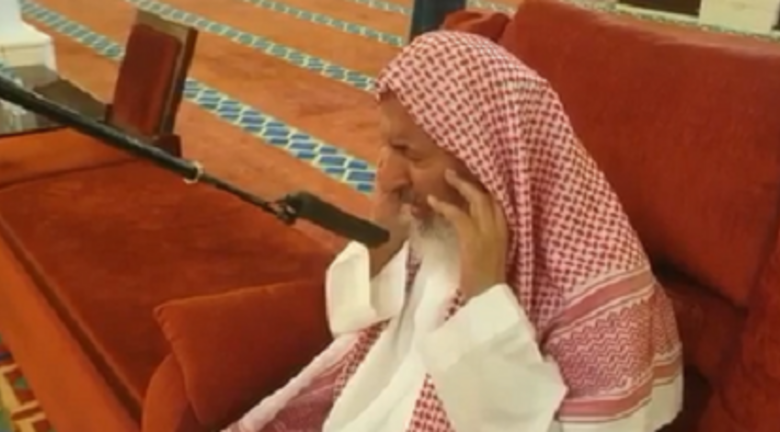شاهد.. مفتي عام المملكة يرفع الأذان بالجامع الكبير نيابة عن المؤذن الشيخ عبدالعزيز بن عبدالله آل الشيخ