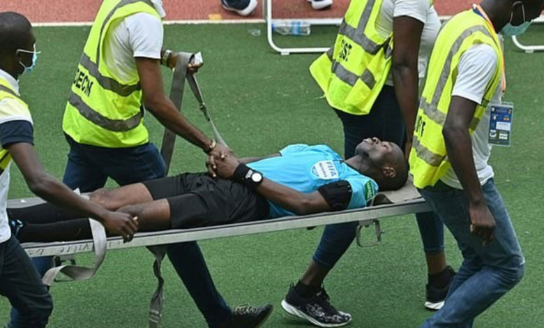 شاهد.. الفوضى تضرب مواجهة كوت ديفوار وإثيوبيا بعد إغماء الحكم حكم1