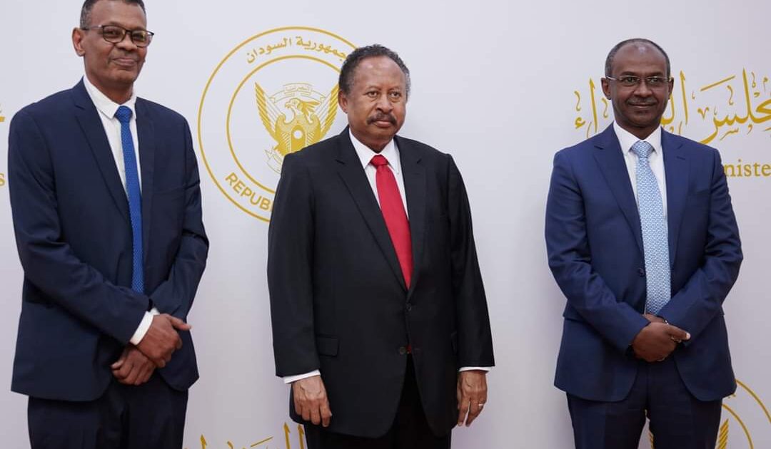 عاجل: حمدوك يستلم اول بطاقة فيزا visa في السودان حمدوك