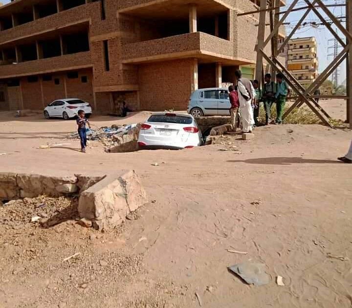 بالصور.. نجاة سيدة من الموت بأعجوبة بعد انزلاق سيارتها بإحدى الأنفاق المهجورة بالخرطوم سيارة حادث حفرة