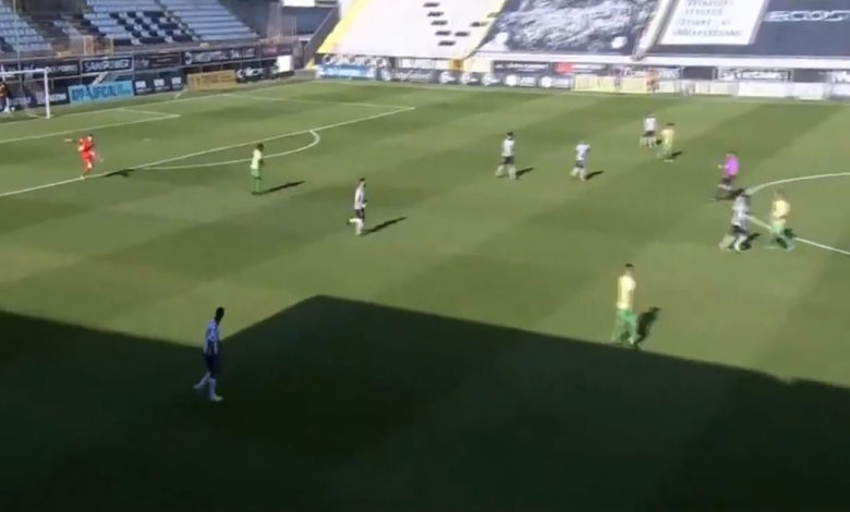 شاهد.. حارس مرمى يسجل هدفاً عابراً للقارات مباراة