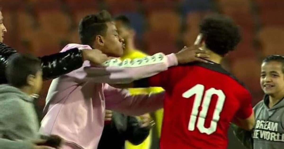 حصار الجماهير يغضب صلاح محمد صلاح