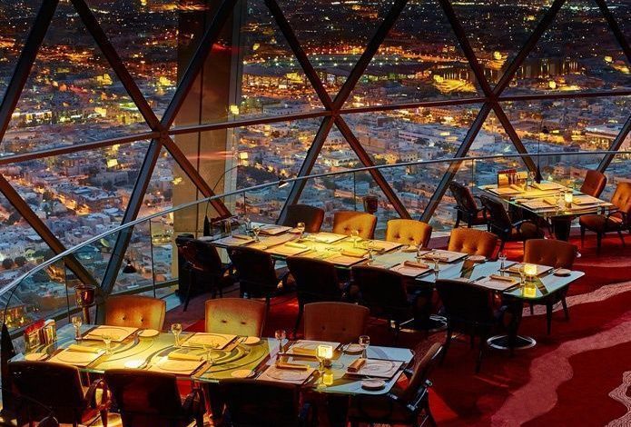 (فيديو) مفاجأة من العيار الثقيل.. مقاهٍ ومطاعم في السعودية "تدفع" لزبائنها! مطعم