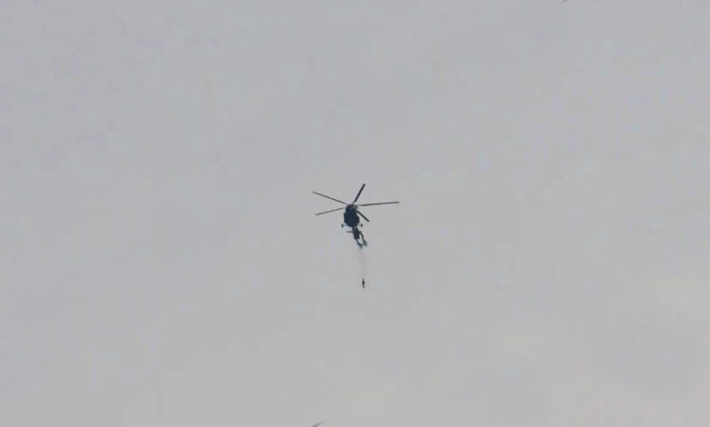 فيديو.. قفز بمظلته ليهبط إلى الأرض لكنه علق بذيل الطائرة! مظلة