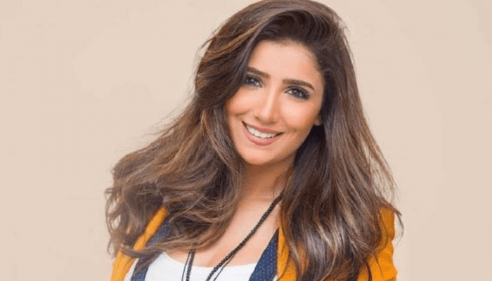 صورة رومانسية تجمع مي عمر ومحمد سامي تشعل مواقع التواصل مي عمر1
