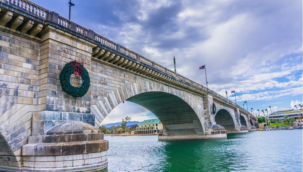 بالفيديو .. سائق متهور يقفز بسيارته فوق جسر متحرك أثناء فتحه جسر