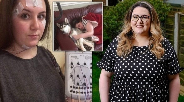 شابة تنام من الضحك