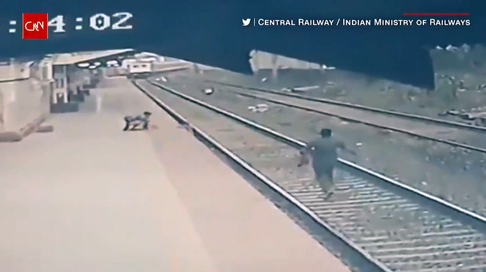 طفل على قضبان قطار