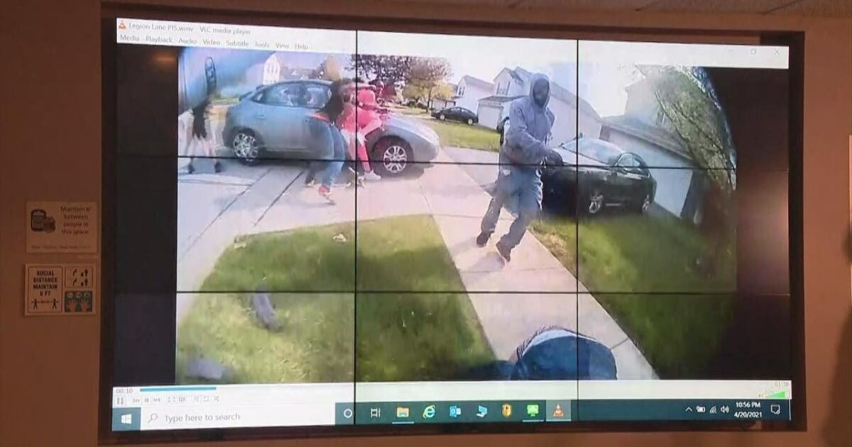 شاهد لحظة إطلاق الشرطة الأمريكية النار على فتاة من أصول إفريقية 323367