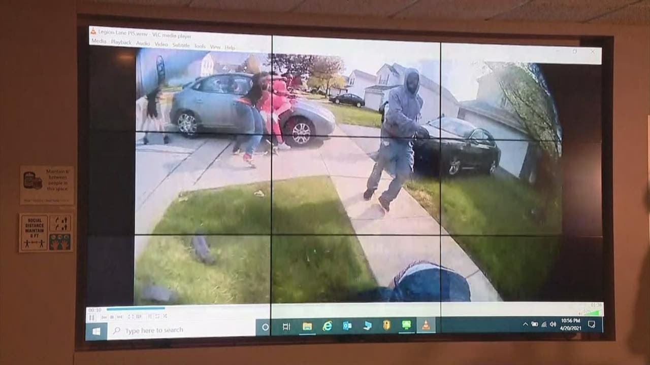 شاهد لحظة إطلاق الشرطة الأمريكية النار على فتاة من أصول إفريقية 323367