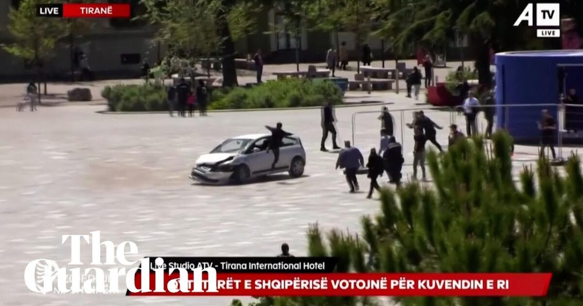 بالفيديو: قفزة مذهلة توقف سيارة طائشة في قلب الطريق 323809