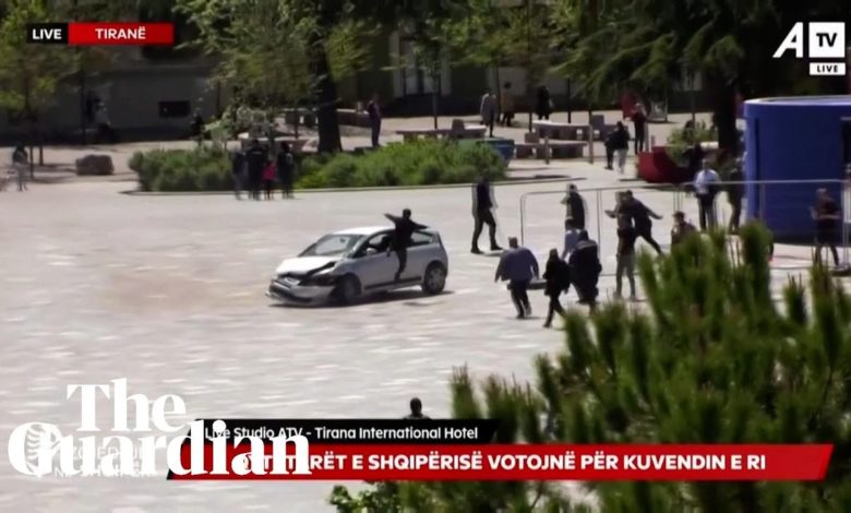 بالفيديو: قفزة مذهلة توقف سيارة طائشة في قلب الطريق 323809