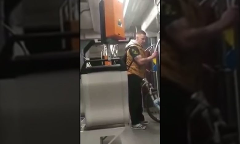 بالفيديو: مراهق سوري يتعرض للشتم والركل في قطار بـ ألمانيا 323976