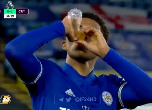 لقطة مؤثرة في الدوري الانجليزي.. شاهد حكم مباراة كريستال بالاس وليستر سيتي يوقف المباراة من أجل إفطار لاعب افطار لاعب