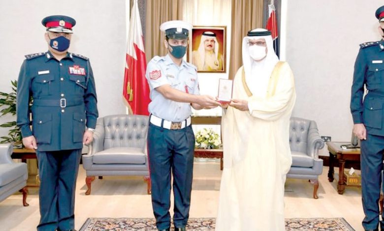 بالفيديو.. سرعة بديهة شرطي تنقذ طفلا أمام مدفع الافطار في البحرين تكريم شرطي