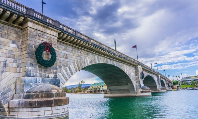 بالفيديو .. سائق متهور يقفز بسيارته فوق جسر متحرك أثناء فتحه جسر