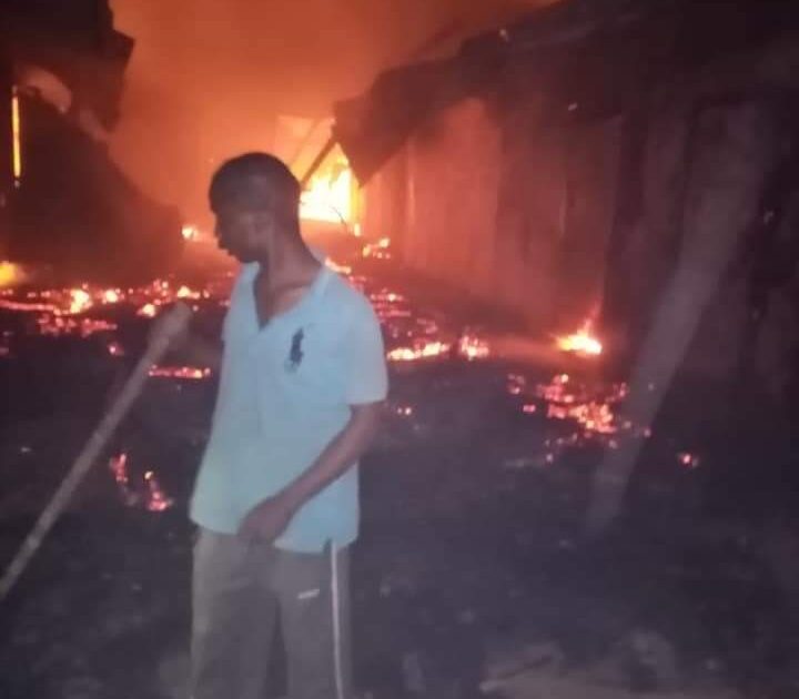 السوق الشعبي الخرطوم يستعد للانطلاقة مجددًا رغم آثار الحرب حريق السوق الشعبي