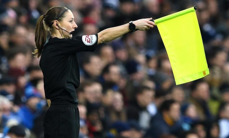 قناة الرياضة الإيرانية تقطع بث قمة الدوري الإنجليزي 100 مرة .. بسبب " سروال " حكم مساعد