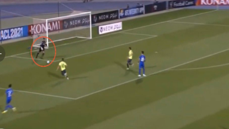 حارس الهلال السعودي المعيوف يرتكب خطأ "كوميديا" في دوري أبطال آسيا (فيديو) خطا حارس مرمى