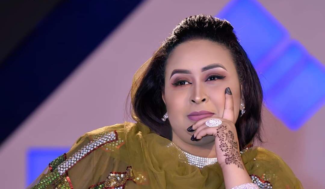 شاهد بالفيديو.. طفل سوداني بإحدى الولايات يشارك الفنانة ريان الساتة الغناء “يا قمر متدور” ويتفوق عليها بشهادة الجمهور وساخرون: (افتحوا المدارس سريع ريان الساتة