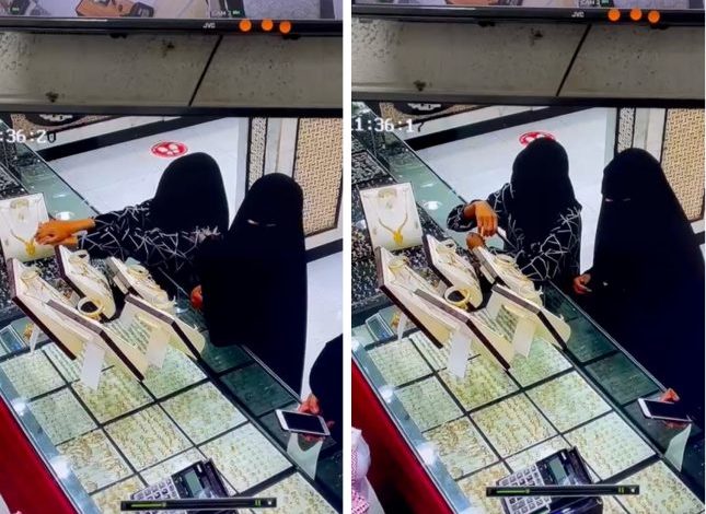 شاهد منقبتان تسرقان طقمًا ذهبيًا وإحداهما تخبئه أسفل عباءتها.. وعند خروجهما من المحل كانت المفاجأة! سرقة منقبات