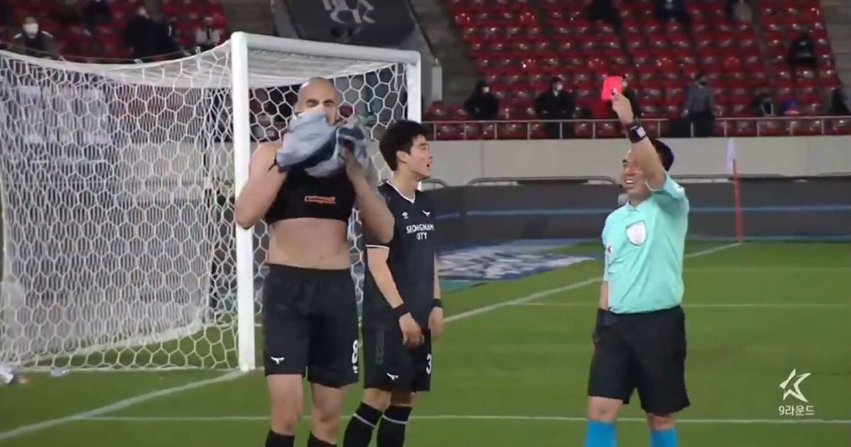 شاهد.. تصرف ساذج للاعب واستدراك متأخر طرد لاعب