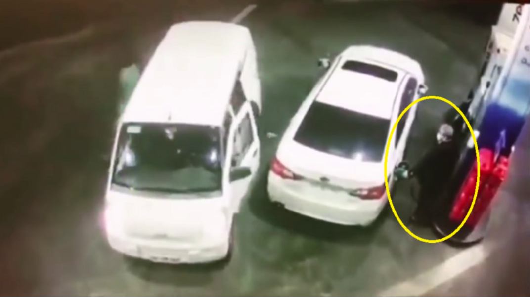 شاهد.. ذكاء وسرعة بديهة سائق تمنع عصابة من سرقة سيارته سرقة سيارة