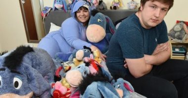 فتاة وسط الدمى