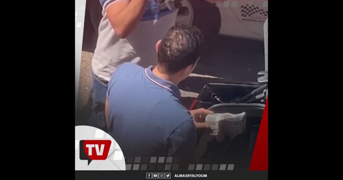 شاهد لحظة القبض على مسؤول مصري أثناء تلقيه رشوة مالية كبيرة 328194