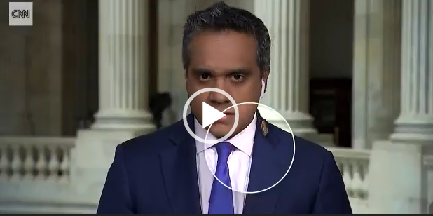 شاهد ردة فعل مذيع سي ان ان بعدما اكتشف وجود صرصور على رقبته image 2021 05 30 110219