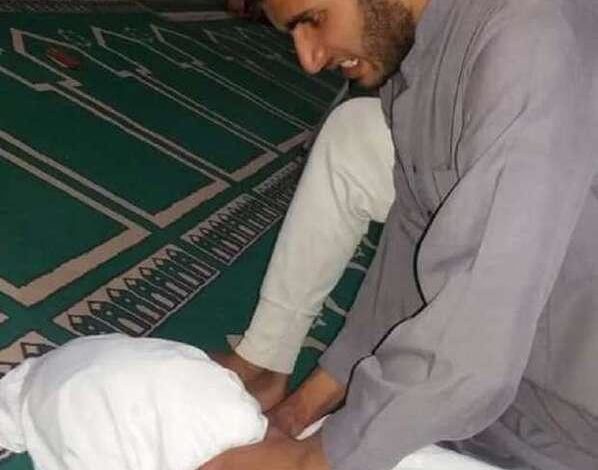 صور مثيرة للجدل.. شاهد: شخص ملفوف داخل كفن وآخر يقوم بخنقه داخل مسجد انتقام خنق