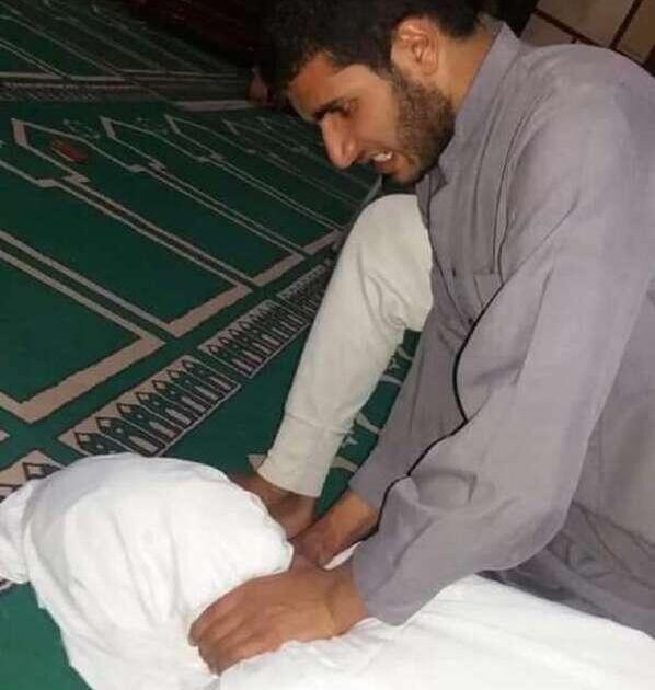 صور مثيرة للجدل.. شاهد: شخص ملفوف داخل كفن وآخر يقوم بخنقه داخل مسجد انتقام خنق