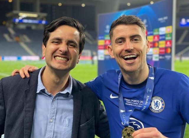 شاهد لاعب تشيلسي ينفذ الرهان الغريب ويخسر لحيته مقابل شارب مراسل تلفزيوني تشيلسي